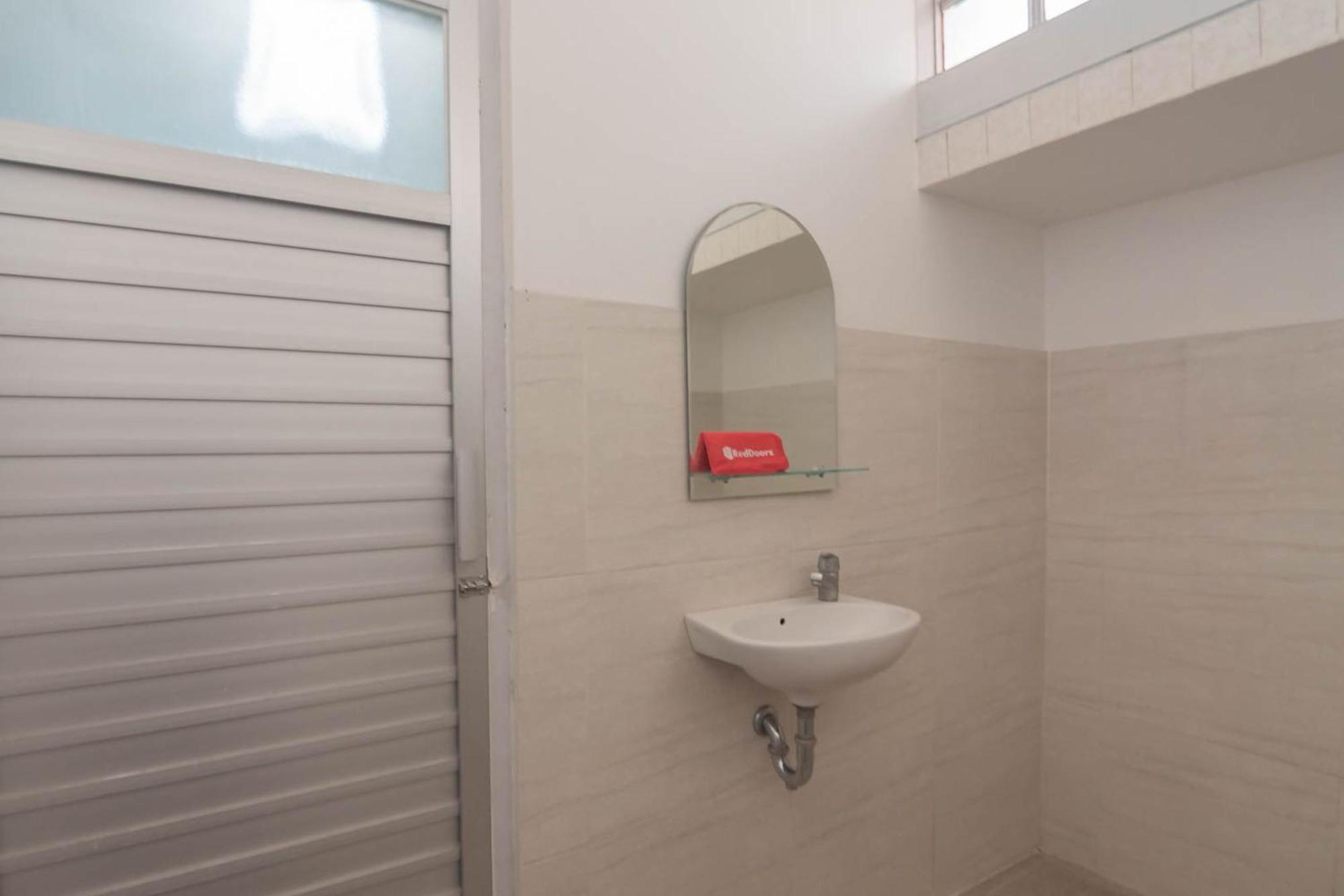 Hotel Reddoorz At Jalan Raya Lembang Padasul Habitación foto