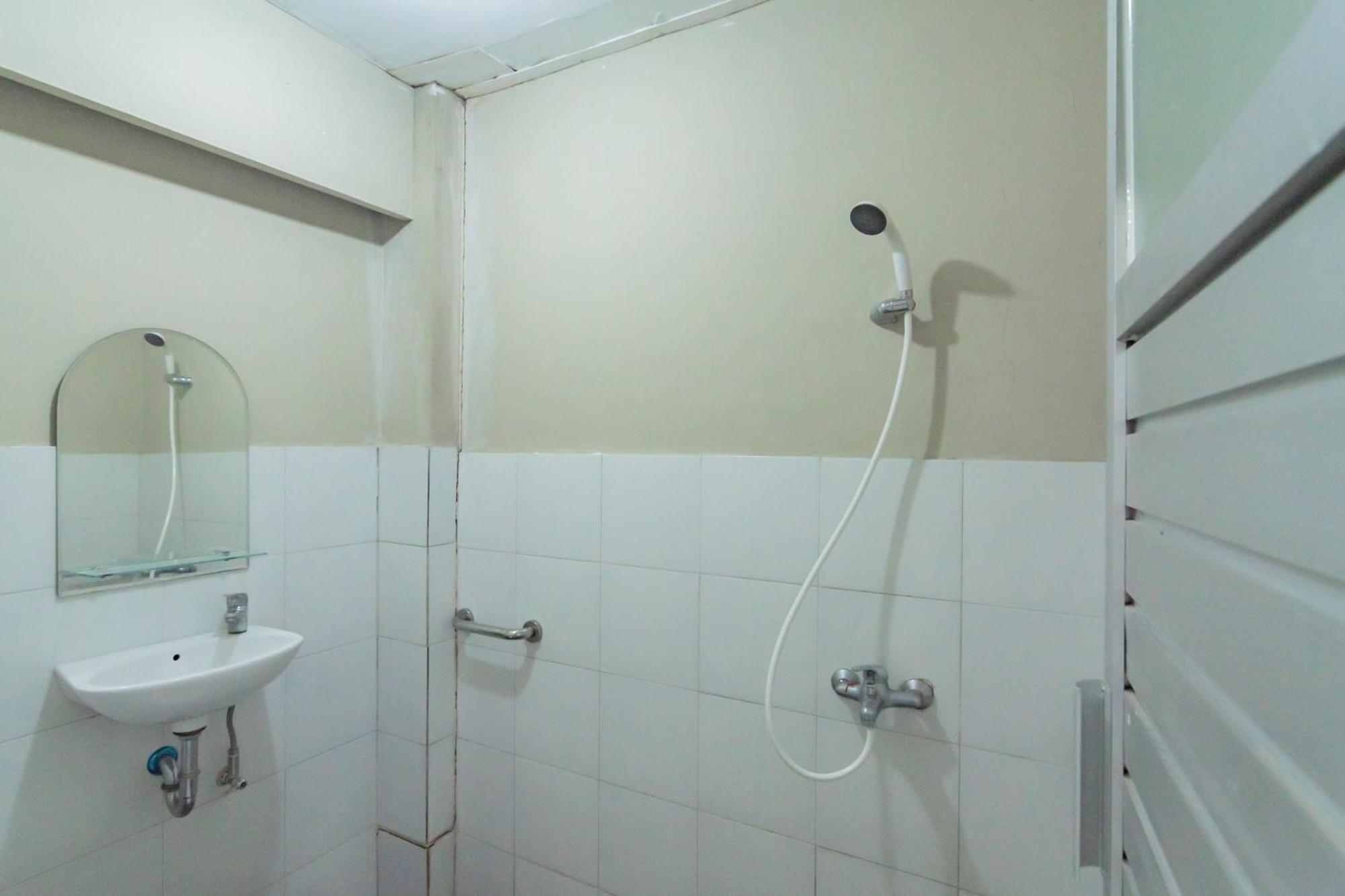 Hotel Reddoorz At Jalan Raya Lembang Padasul Habitación foto