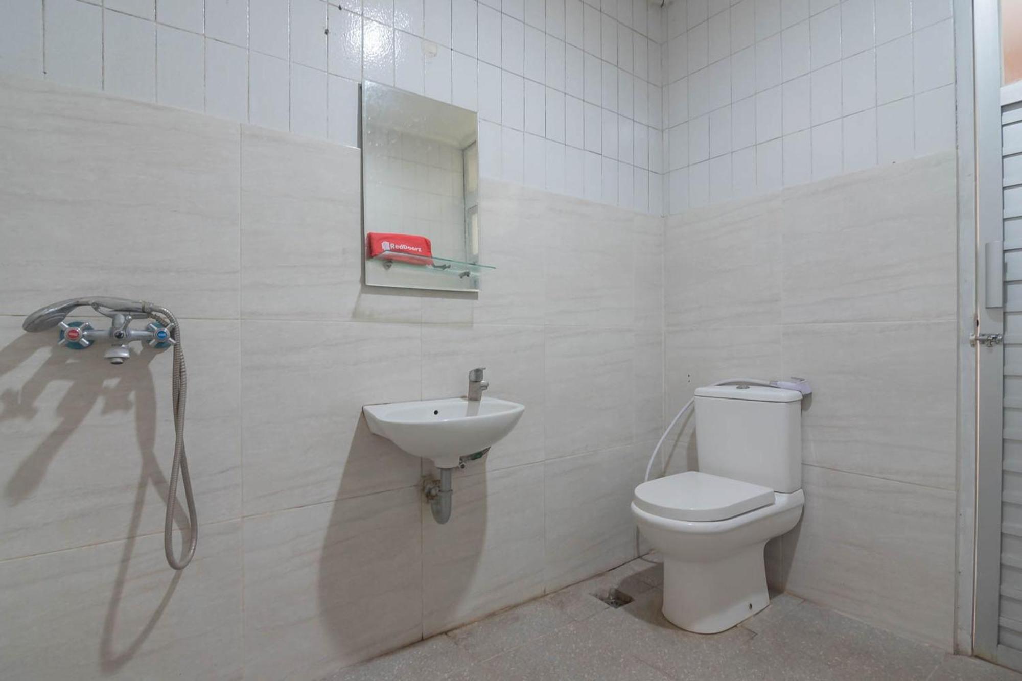 Hotel Reddoorz At Jalan Raya Lembang Padasul Habitación foto